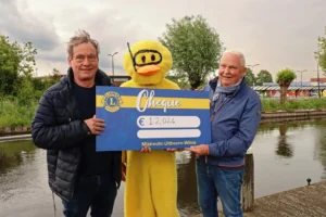 Duizenden badeendjes trotseren wolken én stroming voor Stichting Leergeld
